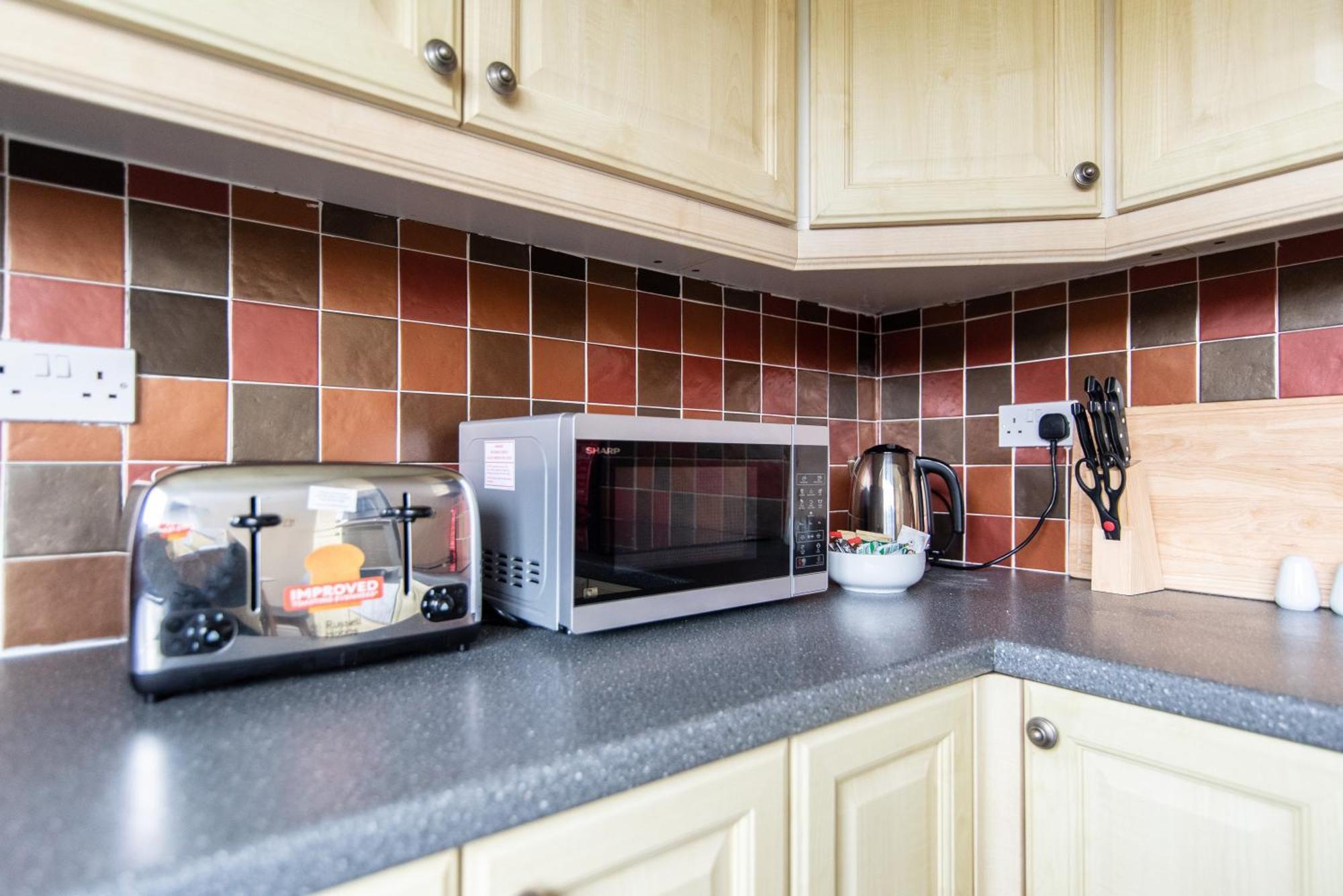 3 Bed Apartment - Perfect For Contractors Near Liverpool Airport เฮล ภายนอก รูปภาพ