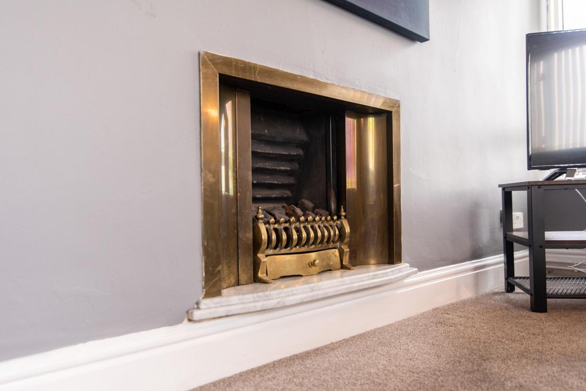 3 Bed Apartment - Perfect For Contractors Near Liverpool Airport เฮล ภายนอก รูปภาพ