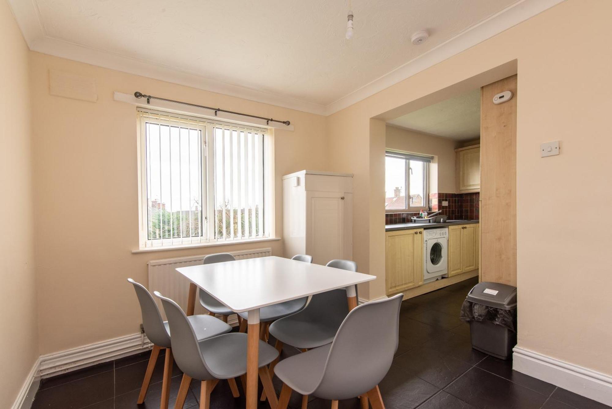 3 Bed Apartment - Perfect For Contractors Near Liverpool Airport เฮล ภายนอก รูปภาพ
