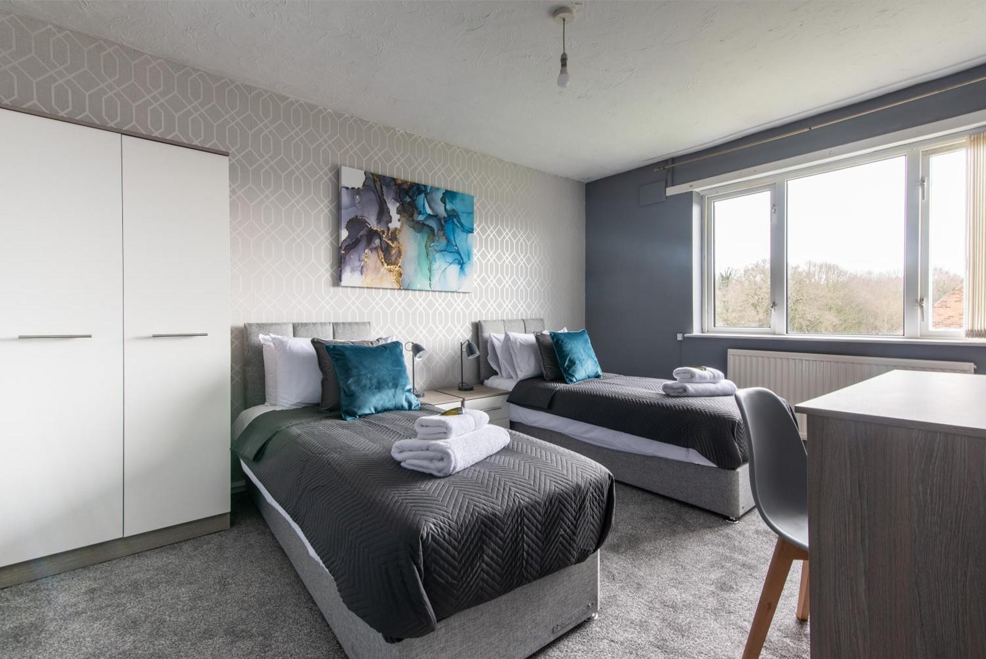 3 Bed Apartment - Perfect For Contractors Near Liverpool Airport เฮล ภายนอก รูปภาพ