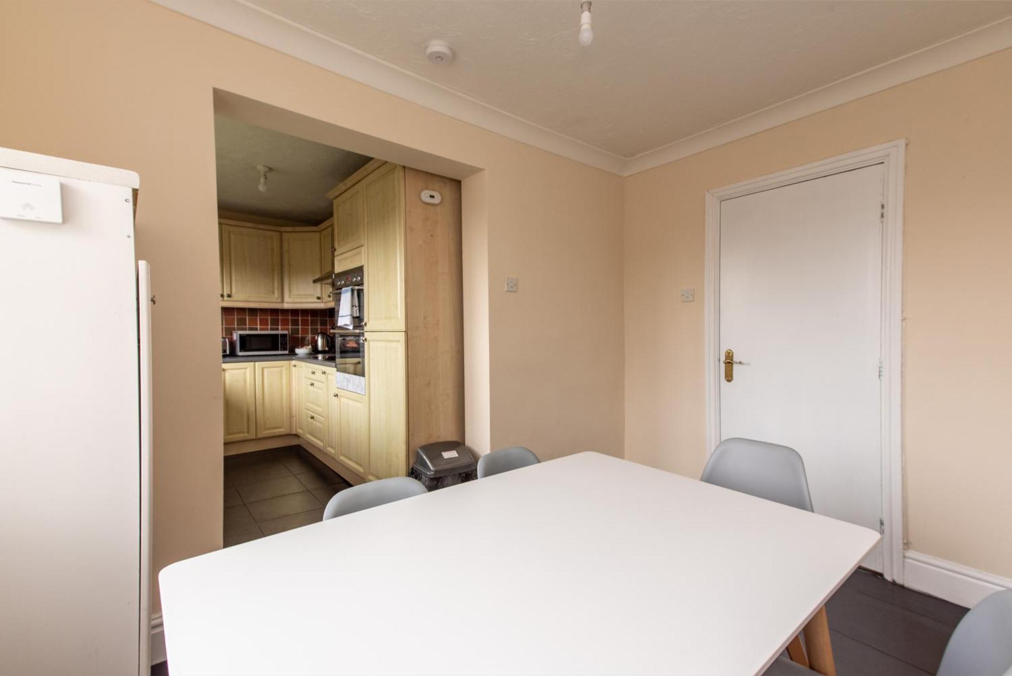 3 Bed Apartment - Perfect For Contractors Near Liverpool Airport เฮล ภายนอก รูปภาพ